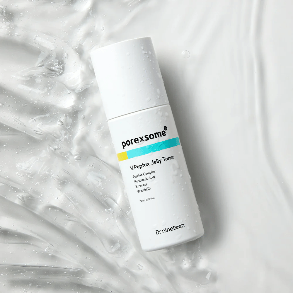Porexsome V.Peptox Jelly Toner van Dr.nineteen liggend op een glanzend oppervlak met watereffect. Een hydraterende en verstevigende toner voor poriën.