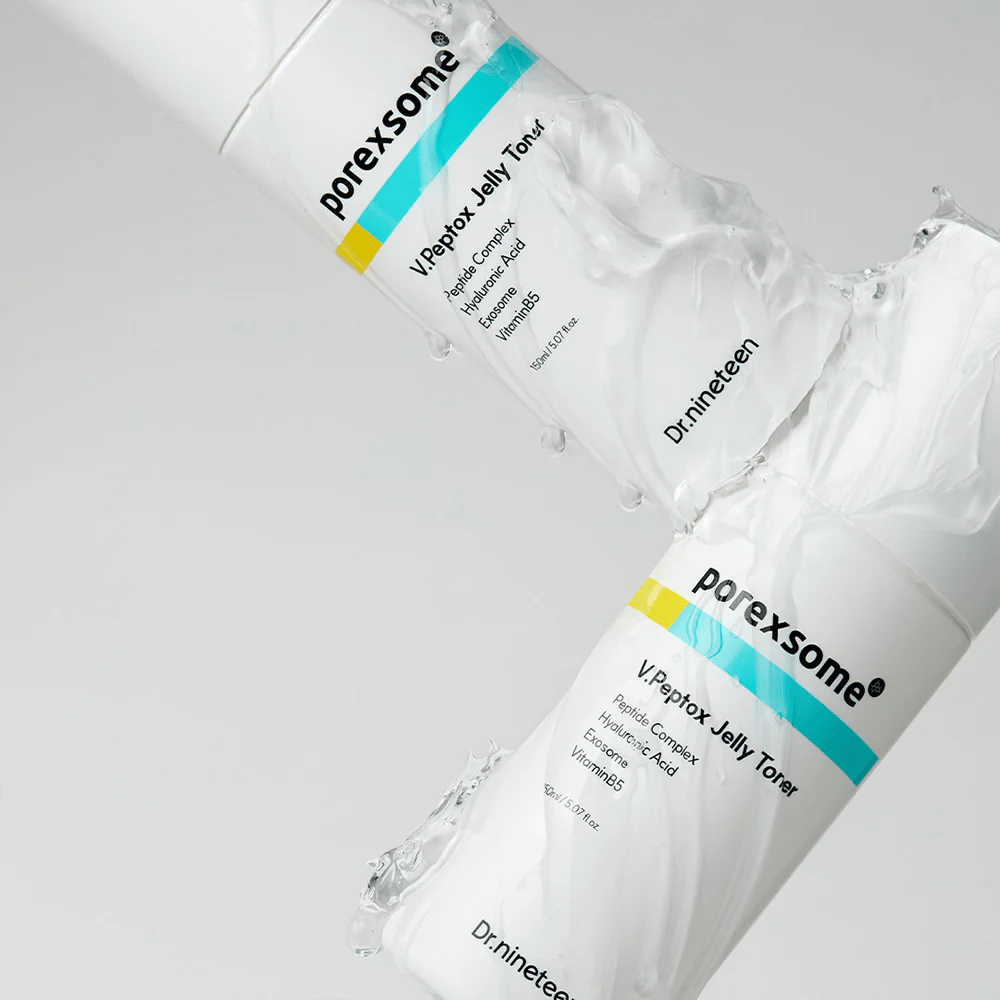 Twee flessen van Porexsome V.Peptox Jelly Toner bedekt met heldere gel. Modern, klinisch ontwerp dat de frisse textuur van het product benadrukt.