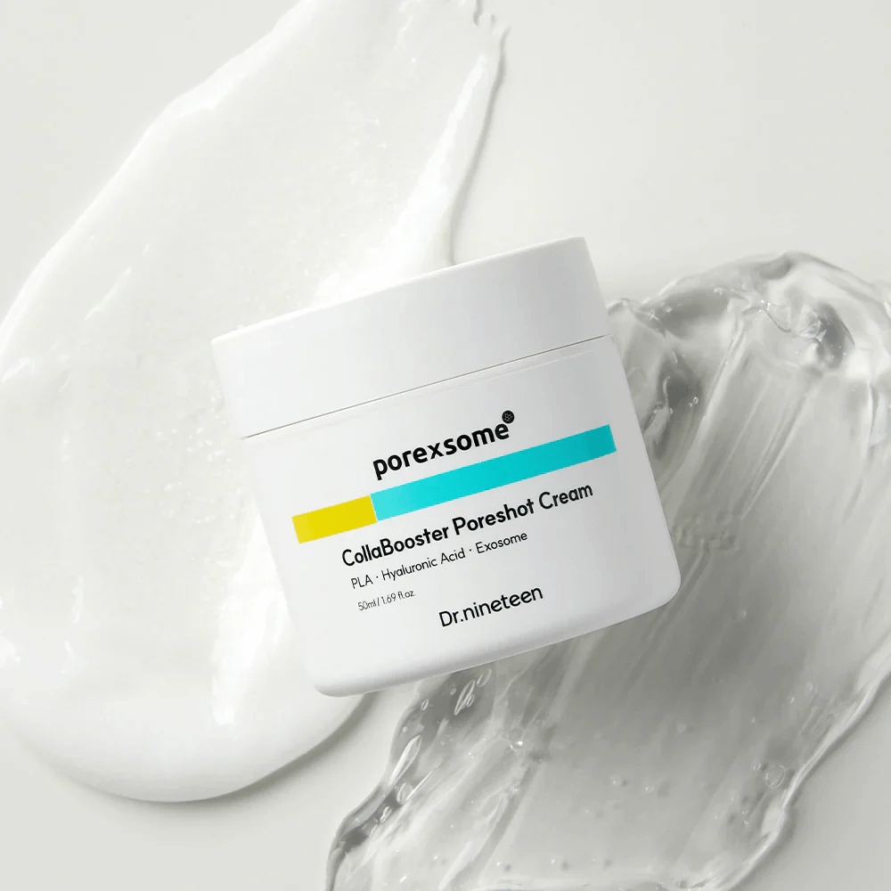 Dr.nineteen Porexsome CollaBooster Poreshot Cream op een glanzend, gelachtige oppervlakte. Een vochtinbrengende crème met exosomen en hyaluronzuur.