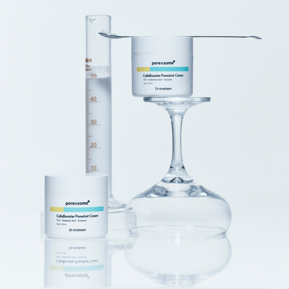 Twee potten van Dr.nineteen Porexsome CollaBooster Poreshot Cream geplaatst bij een glas en maatglas. Minimalistisch ontwerp dat wetenschappelijke precisie uitstraalt.