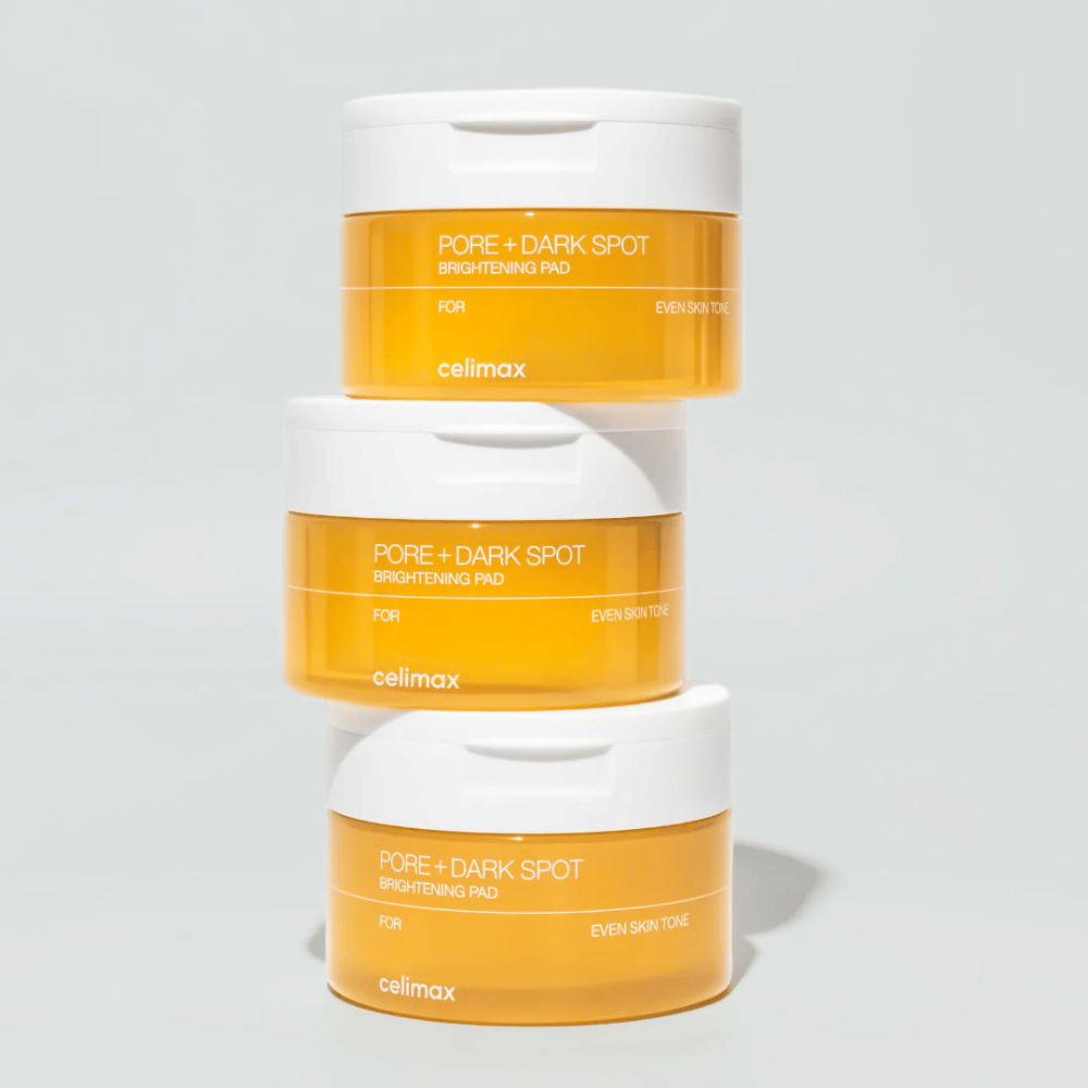 Tre burkar Celimax Pore + Dark Spot Brightening Pad – upplysande exfolierande pads för jämnare hud och klarare lyster.