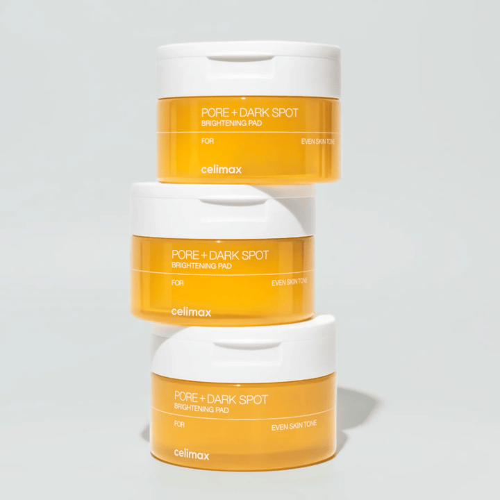 Tre burkar Celimax Pore + Dark Spot Brightening Pad – upplysande exfolierande pads för jämnare hud och klarare lyster.