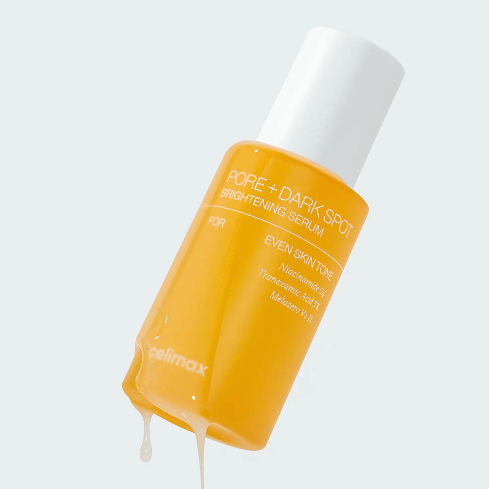Celimax Pore + Dark Spot Brightening Serum in een gele fles met witte dop, druppels serum lopen langs de fles.