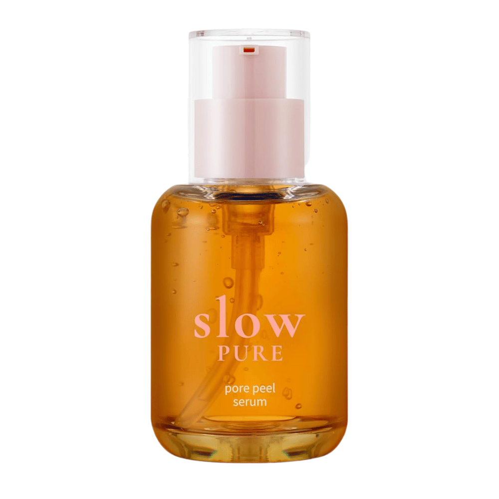 Slow Pure Pore Peel Serum in glazen fles met pomp, gevuld met exfoliërend amberkleurig serum.