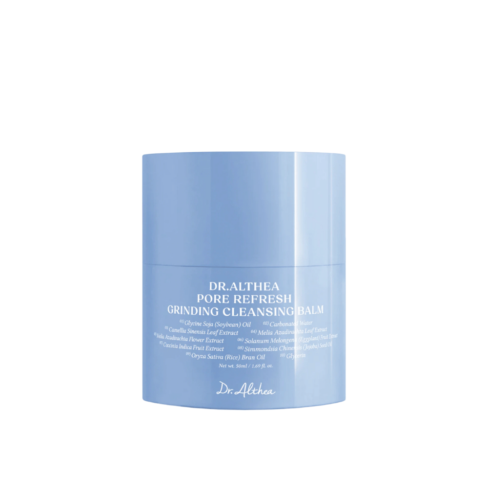 Dr.Althea Pore Refresh Grinding Cleansing Balm, 50 ml pot met een blauwe plastic deksel. Het etiket op de pot is wit met de tekst "Pore Refresh Grinding Cleansing Balm" en bevat ingrediënten zoals Glycine Soja (Sojaboon) Olie, Camellia Sinensis Bladextract en Oryza Sativa (Rijst) Zemelenolie.