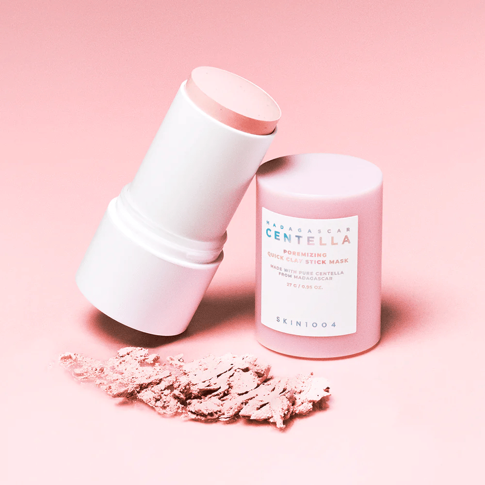 SKIN1004 Madagascar Centella Poremizing Quick Clay Stick Mask in een roze verpakking. Praktisch kleimasker in stickformaat om poriën te reinigen en te minimaliseren.