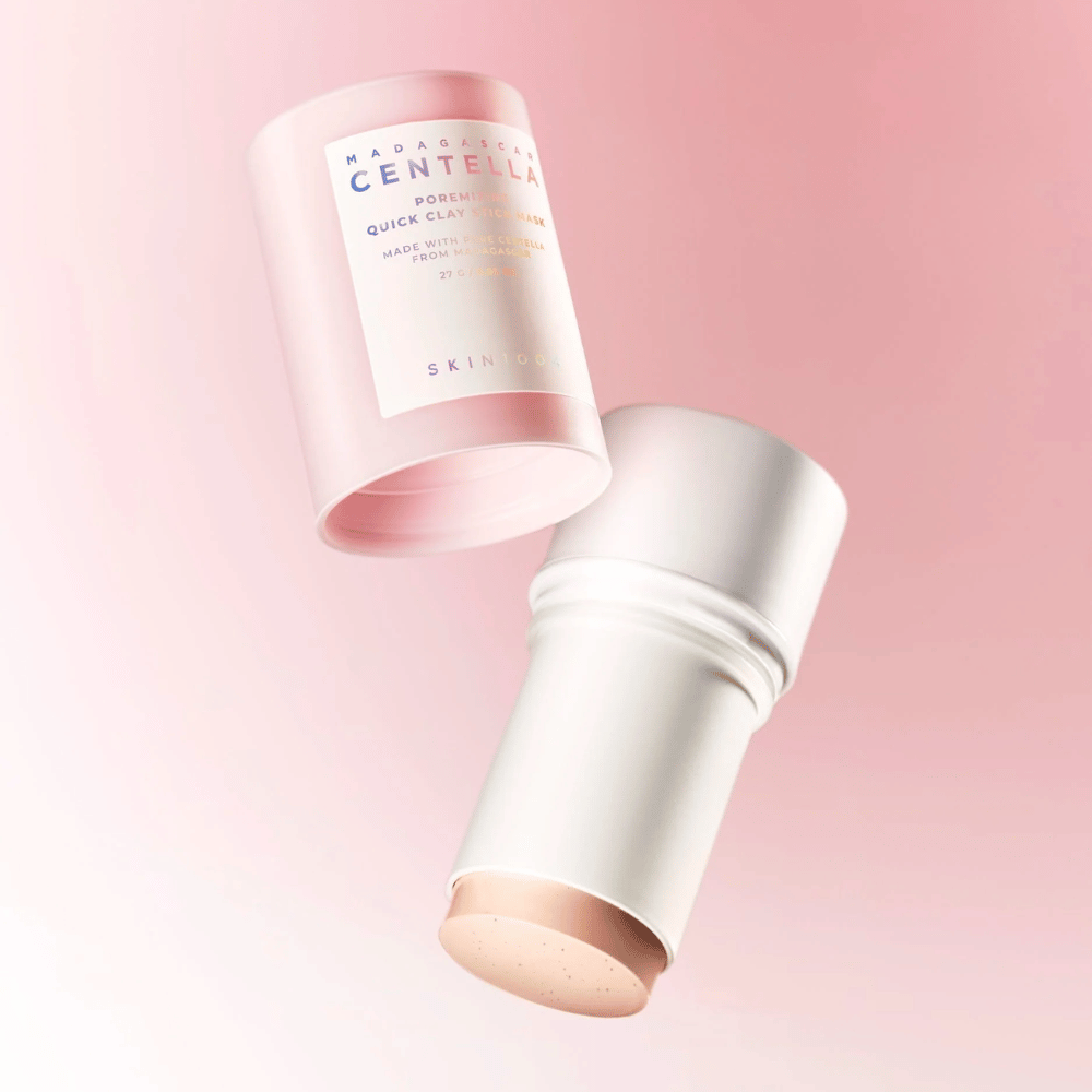 SKIN1004 Madagascar Centella Poremizing Quick Clay Stick Mask in een elegante roze en witte design. Praktisch stickformaat voor eenvoudige applicatie en diepreiniging.