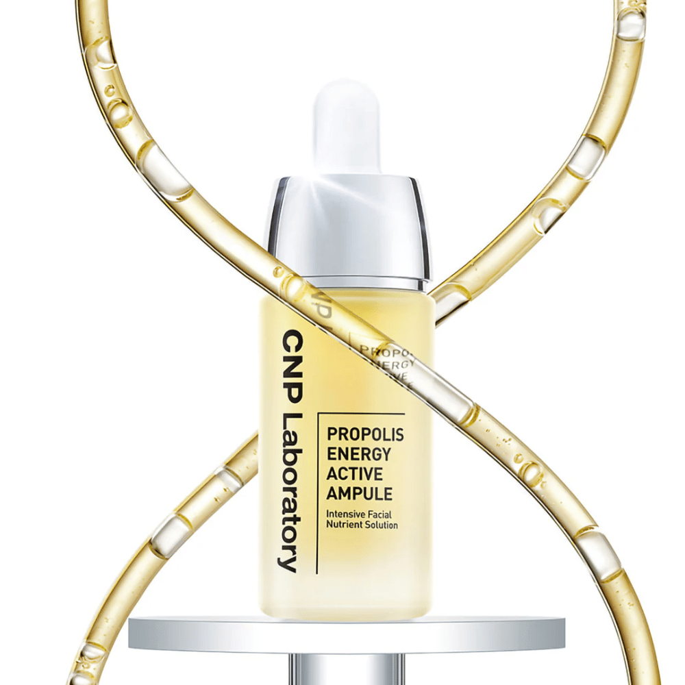 CNP Laboratory Propolis Energy Active Ampoule is een voedende gezichtsbehandeling verrijkt met propolisextract. Het hydrateert, versterkt de huidbarrière en geeft een natuurlijke gloed. Perfect voor de gevoelige huid en dagelijks gebruik voor een gezonde, stralende huid.
