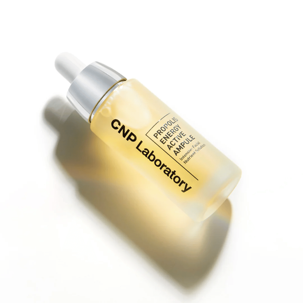 CNP Laboratory Propolis Energy Active Ampoule is een krachtige huidverzorgingsproduct verrijkt met propolisextract. Het hydrateert, voedt en bevordert een stralende huid. Perfect om de huidbarrière te versterken en geïrriteerde huid te kalmeren. Dagelijks gebruiken voor het beste resultaat.