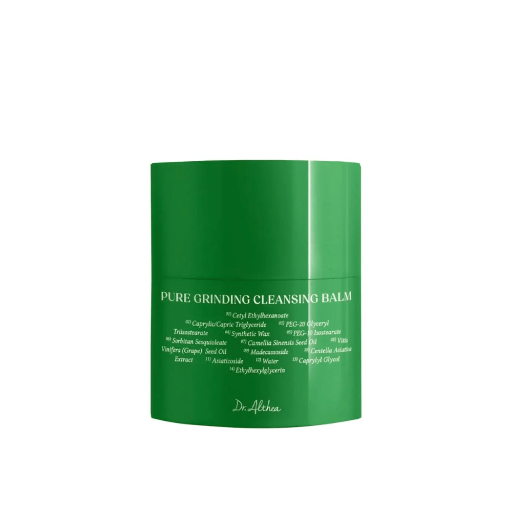 De afbeelding toont een groene pot met "Pure Grinding Cleansing Balm" van Dr. Althea. De verpakking is eenvoudig en stijlvol met witte tekst die belangrijke ingrediënten vermeldt zoals druivenpitolie, centella asiatica-extract en camelliazaadolie. Het ontwerp geeft een gevoel van natuurlijke en effectieve huidverzorging.