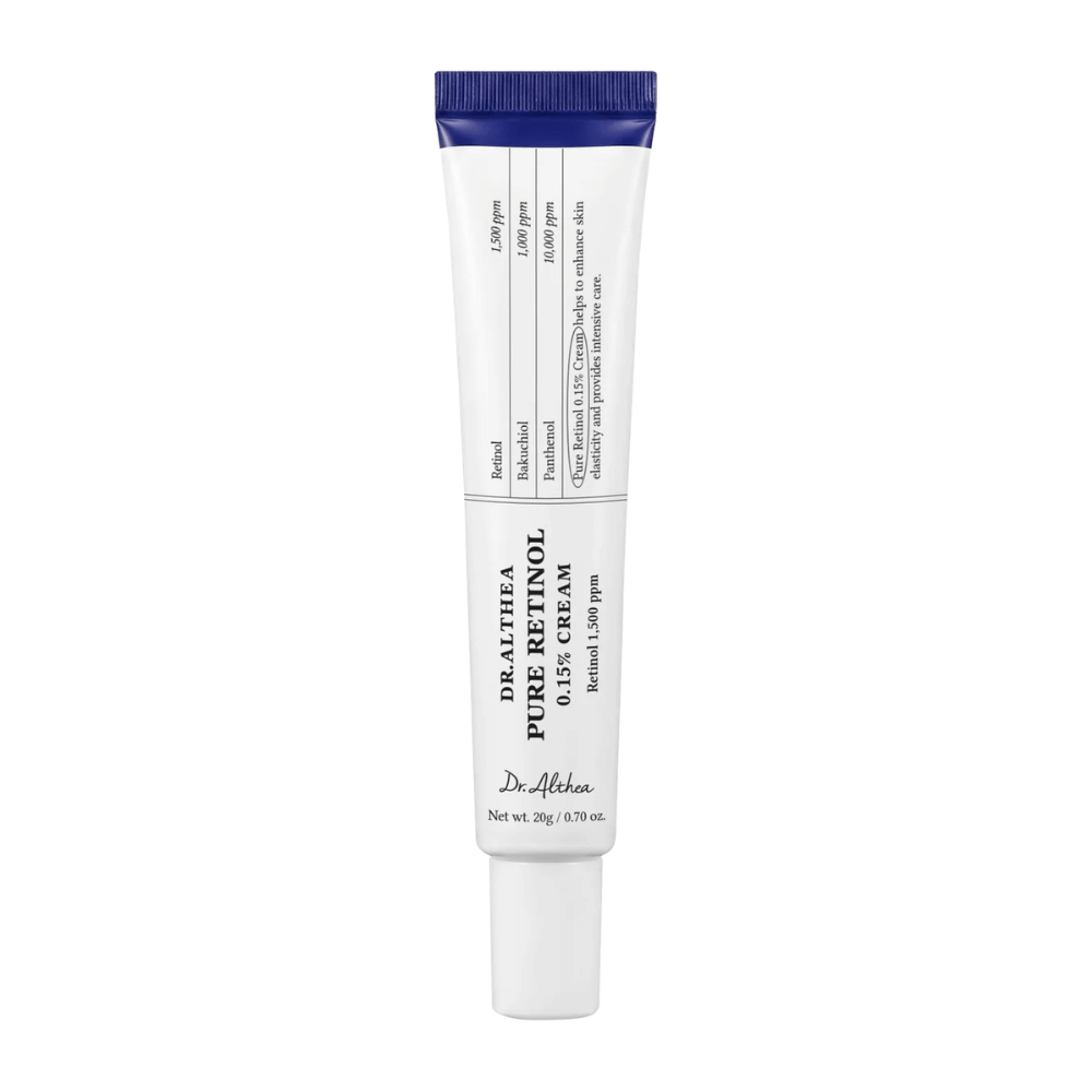 Vrijstaande productafbeelding van Dr. Althea Pure Retinol 0.15% Cream tegen een witte achtergrond. Het minimalistische tubeontwerp benadrukt de schone en klinische uitstraling van het product, terwijl de concentratie retinol duidelijk op de verpakking wordt gecommuniceerd.