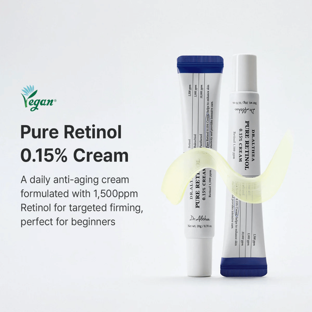 Marketingafbeelding die Dr. Althea Pure Retinol 0.15% Cream presenteert als een dagelijkse retinolcrème voor beginners. Het product wordt getoond samen met een vloeiende crème-textuur die de lichte en zachte formulering benadrukt.