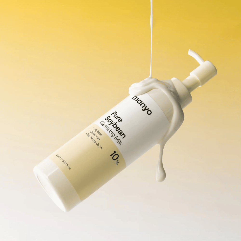 2. Ma:nyo Pure Soybean Cleansing Milk – hydraterende gezichtsreiniger met romige textuur tegen gele achtergrond