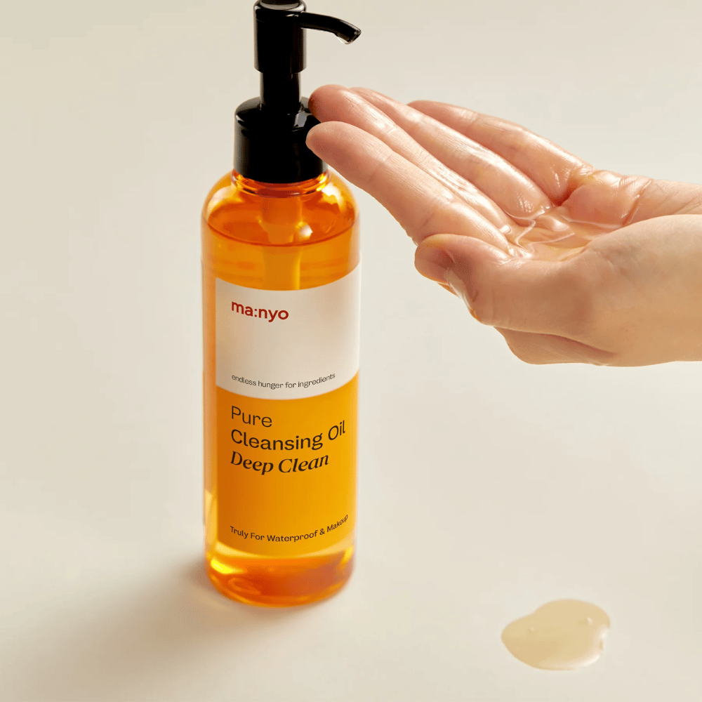 ma:nyo Pure Cleansing Oil Deep Clean aangebracht in hand – milde maar krachtige reinigingsolie die geschikt is voor dagelijkse dubbele reiniging.