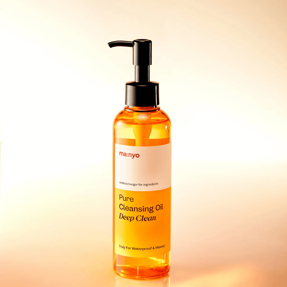 ma:nyo Pure Cleansing Oil Deep Clean met gouden oliestructuur – olierijniging die gemakkelijk emulgeert en de huid schoon en zacht achterlaat.