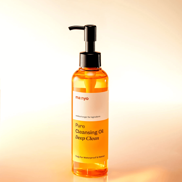 ma:nyo Pure Cleansing Oil Deep Clean met gouden oliestructuur – olierijniging die gemakkelijk emulgeert en de huid schoon en zacht achterlaat.