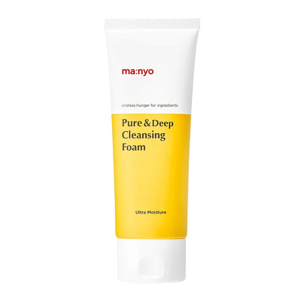 Close-up van Ma:nyo Pure & Deep Cleansing Foam – ultra vocht-formule die zacht reinigt en de huid diep hydrateert.