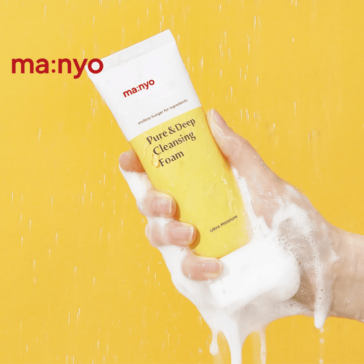 Ma:nyo Pure & Deep Cleansing Foam i lödder – fuktgivande rengöringsskum som djuprengör porerna och lämnar huden mjuk och fräsch.