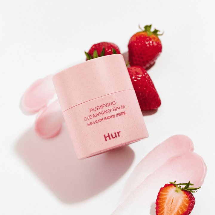 Hoe Purifying Cleansing Balm geplaatst met verse aardbeien. Reinigende balsem die een zachte huid geeft en geschikt is voor dagelijkse gezichtsreiniging.