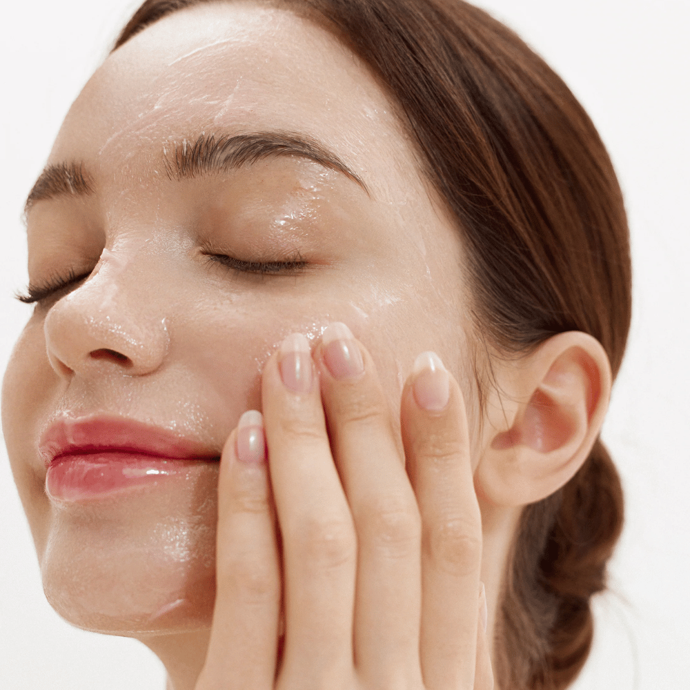 Hoe Purifying Cleansing Balm wordt aangebracht op het gezicht. Crèmige balsem die smelt bij contact met de huid en vuil, zonnebrandcrème en make-up zacht verwijdert.