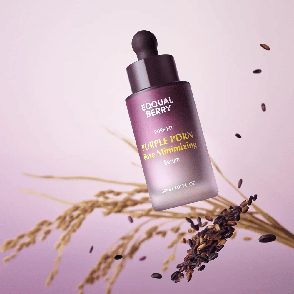 Fles met Equal Berry Purple PDRN Pore Minimizing Serum zweeft tegen een paarse achtergrond, omringd door zwarte rijstkorrels en rijststengels.