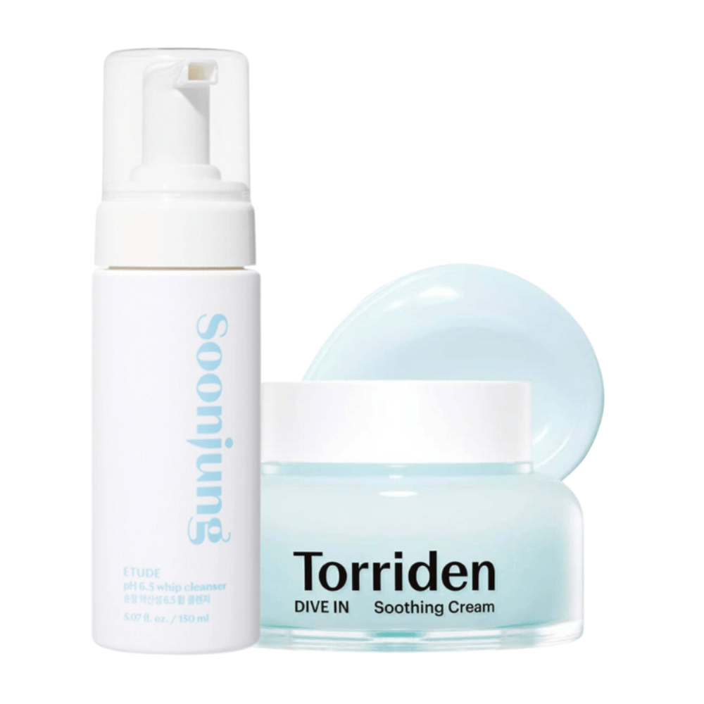Huidverzorgingsset die een witte fles met een pomp bevat, gemarkeerd "Soonjung", en een pot met lichtblauwe inhoud, gemarkeerd "Torriden Dive In Soothing Cream". De fles is 150 ml en heeft een strak, minimalistisch ontwerp. De pot is transparant en toont een kalmerende, lichtblauwe crème.