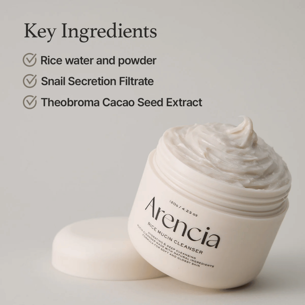 Pot met Arencia Rice Mucin Cleanser, open en gevuld met een romige, witte reiniging. De tekst vermeldt sleutelingrediënten: rijstwater en -poeder, slakkensecreetfiltraat en cacaoboonextract.