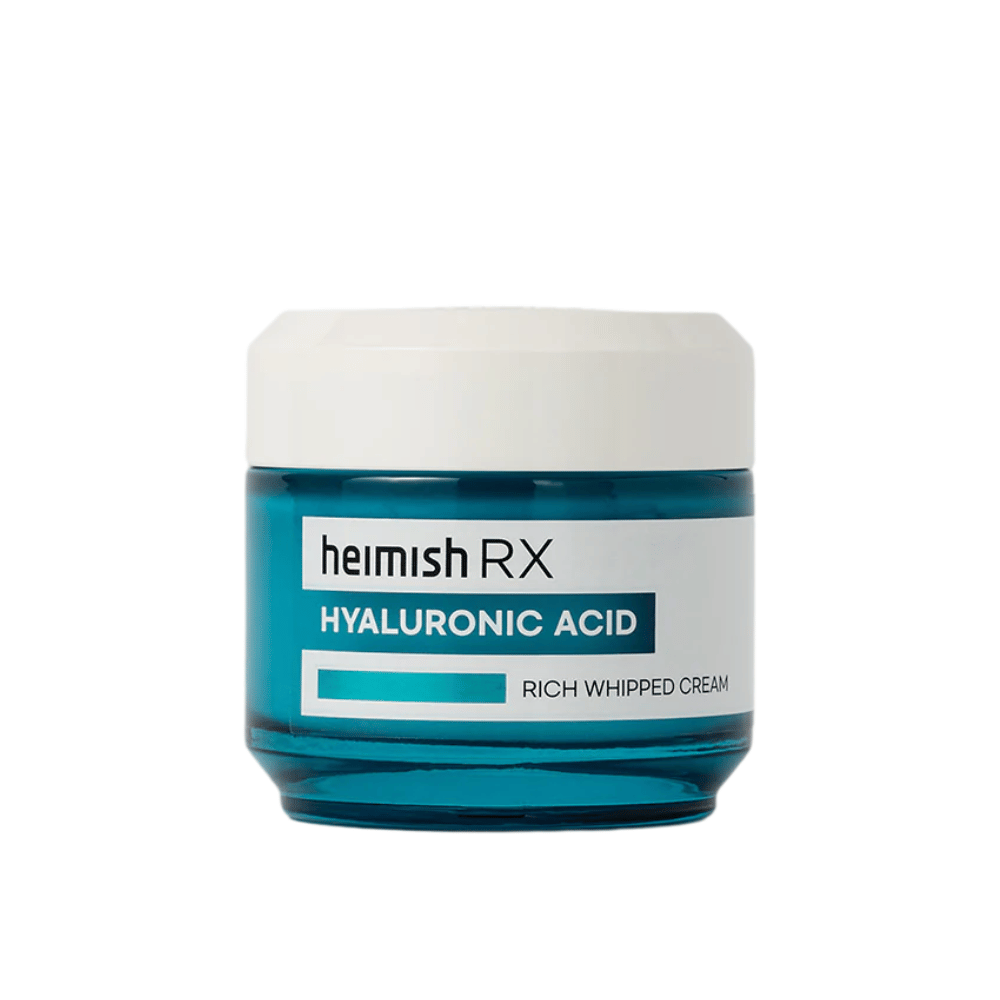 Heimish RX Hyaluronic Acid Rich Whipped Cream in een stijlvol blauwe glazen pot met witte deksel. Een voedende gezichtscrème met hyaluronzuur voor intensieve hydratatie en zachte, volle huid.