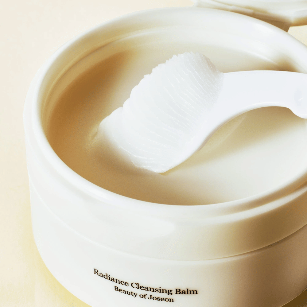 Close-up van Beauty of Joseon Radiance Cleansing Balm in pot met spatel – zijdezachte balsem die reinigt en hydrateert.