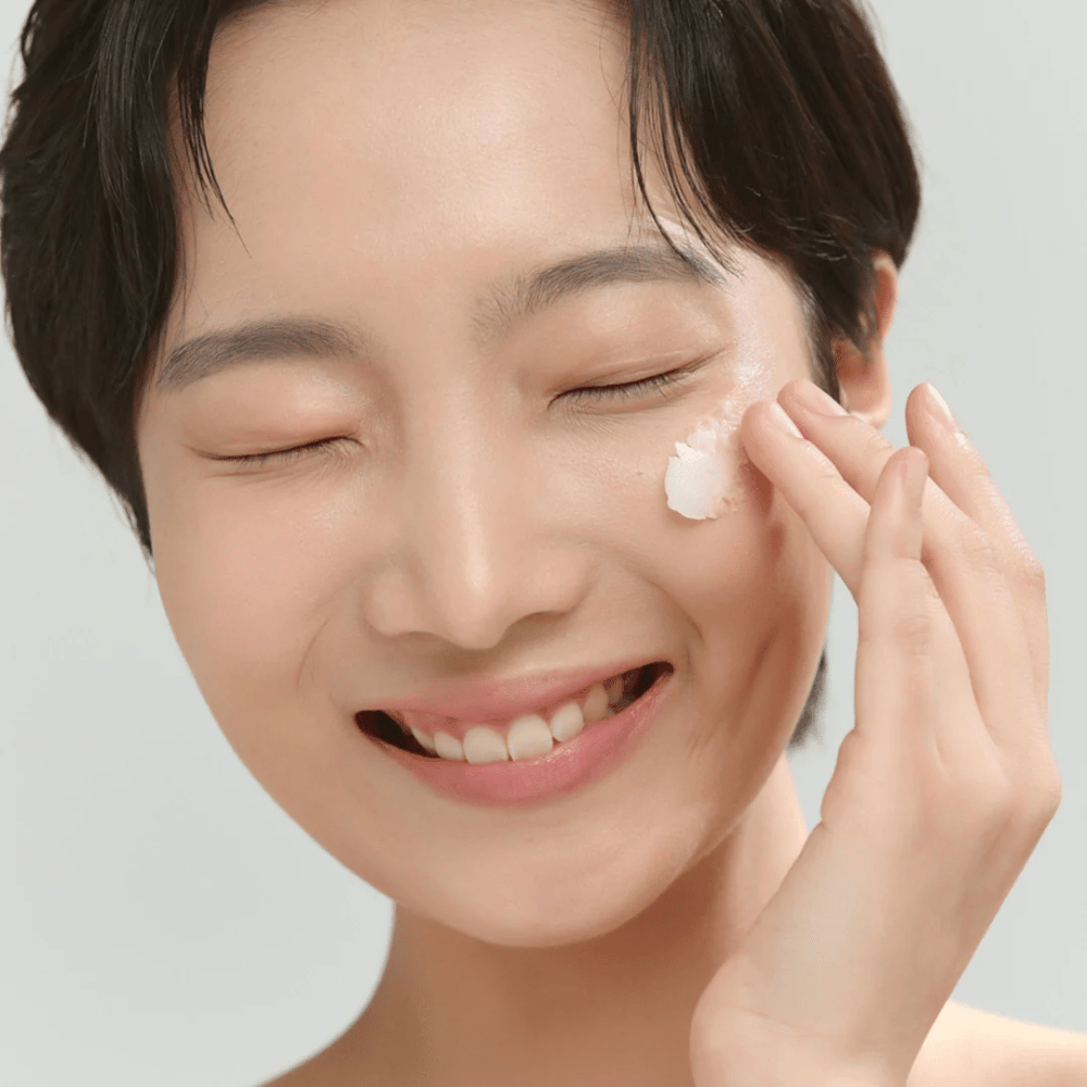 Model met stralende huid brengt Beauty of Joseon Radiance Cleansing Balm aan – Koreaanse reinigingsbalsem die make-up en onzuiverheden wegsmelt.