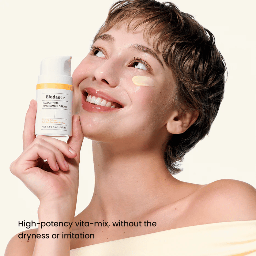 Model met Biodance niacinamide crème aangebracht voor een egale huidtint en glans