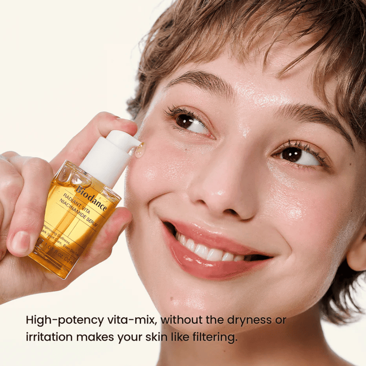 Model met stralende huid na gebruik van Biodance Radiant Vita Niacinamide Serum voor een helderdere en egalere huid