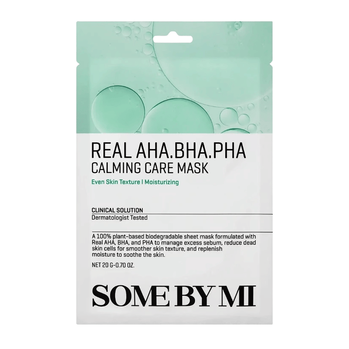 Zuivere productafbeelding van SOME BY MI Real AHA.BHA.PHA Calming Care Mask tegen een witte achtergrond. De verpakking toont de hoofdingrediënten van het product, AHA, BHA en PHA, evenals het doel ervan om de huid te exfoliëren, overtollig talg te verminderen en bij te dragen aan een zachtere en beter gehydrateerde huid. Het ontwerp heeft groene tinten die frisheid en verzorgende eigenschappen uitstralen.