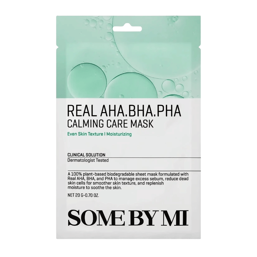 Zuivere productafbeelding van SOME BY MI Real AHA.BHA.PHA Calming Care Mask tegen een witte achtergrond. De verpakking toont de hoofdingrediënten van het product, AHA, BHA en PHA, evenals het doel ervan om de huid te exfoliëren, overtollig talg te verminderen en bij te dragen aan een zachtere en beter gehydrateerde huid. Het ontwerp heeft groene tinten die frisheid en verzorgende eigenschappen uitstralen.