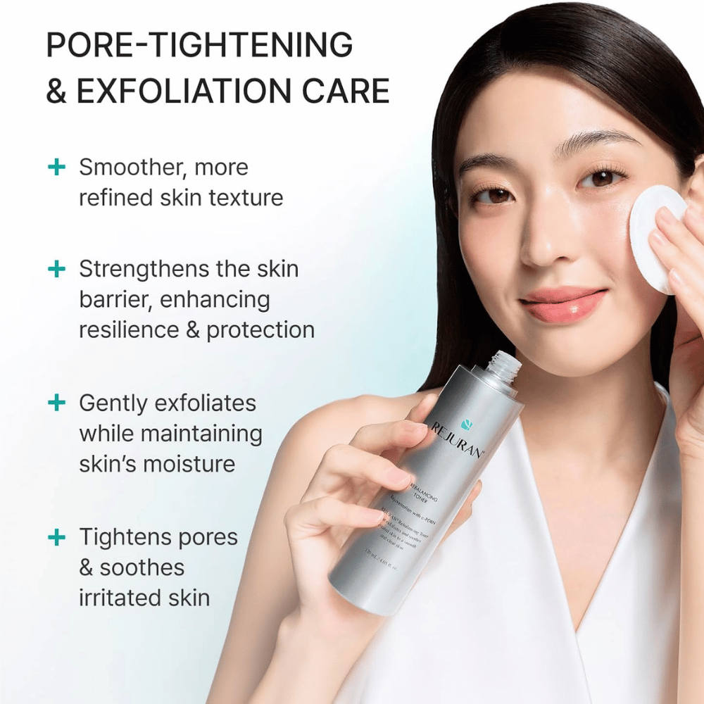 Rejuran Rebalancing Toner met C-PDRN. Model brengt gezichtstoner aan met een wattenschijfje voor exfoliatie en een egalere huidtextuur.