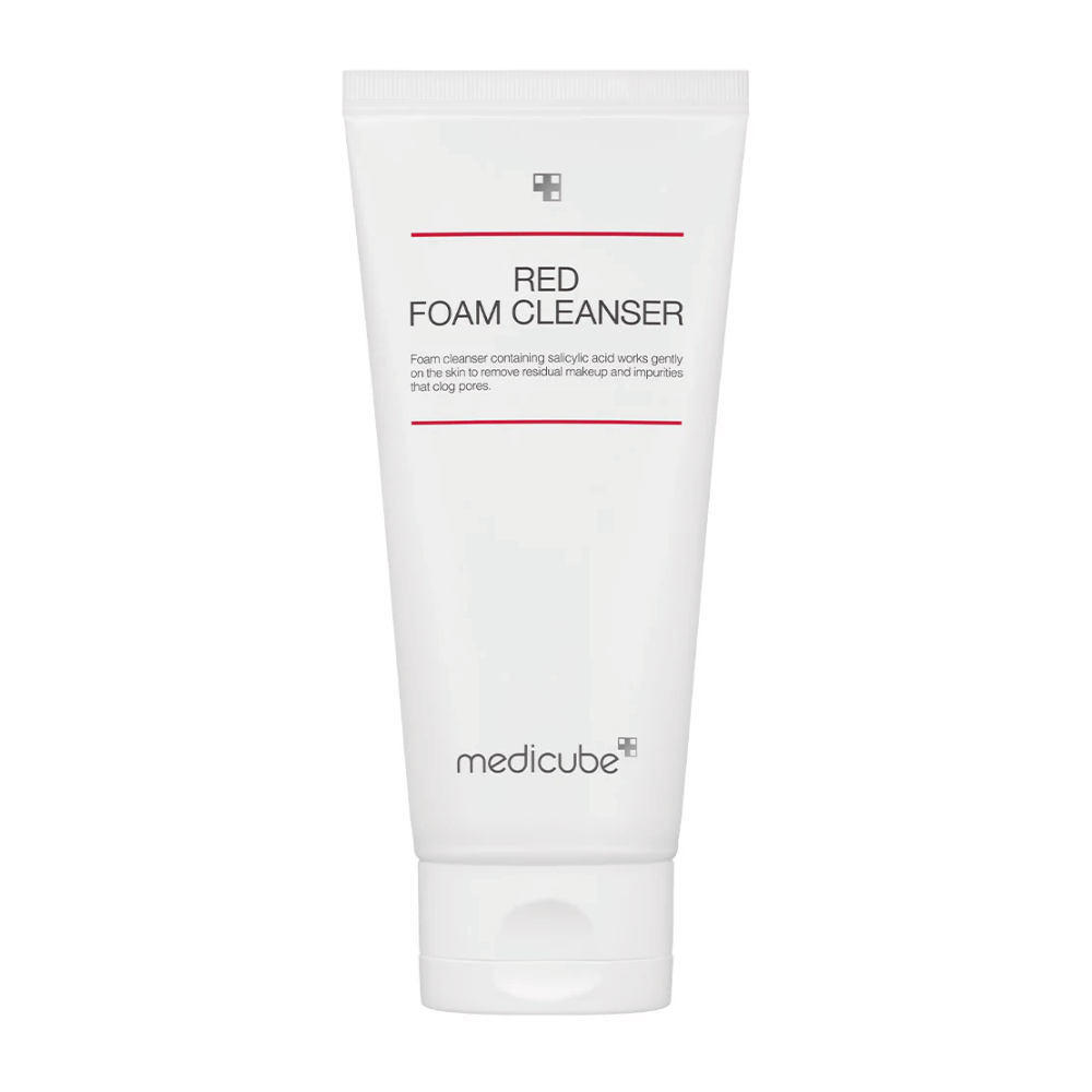 Productafbeelding van Medicube Red Foam Cleanser in witte tube met rode lijnen en zwarte tekst, rechtopstaand tegen een witte achtergrond.