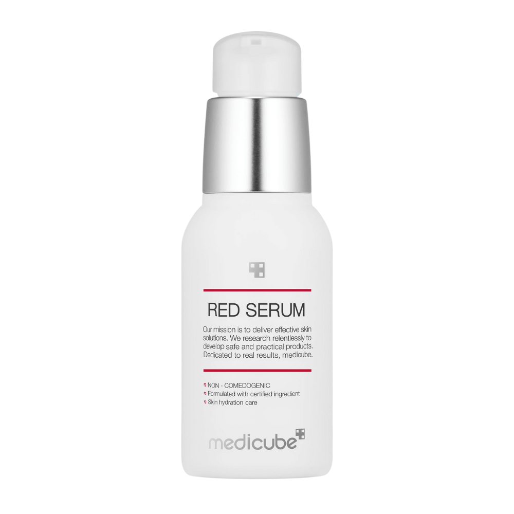 medicube Red Serum 2.0 – witte pompflacon met zilveren details, ontwikkeld om de huid te hydrateren en puistjes te voorkomen zonder de poriën te verstoppen.