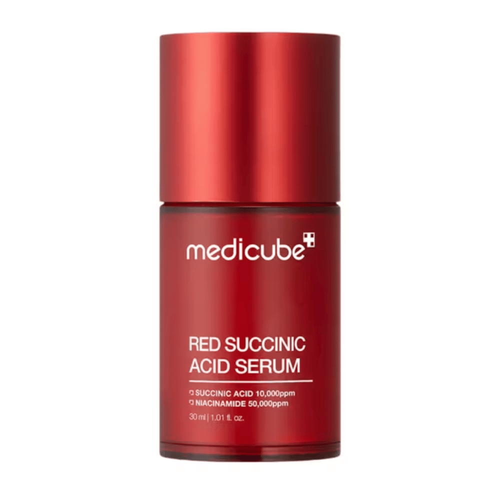 Medicube Red Succinic Acid Serum in een elegante rode fles met tekst die de inhoud aangeeft van succinic acid 10.000ppm en niacinamide 50.000ppm, 30 ml. Ontworpen voor acne-gevoelige huid en pigmentverzorging.