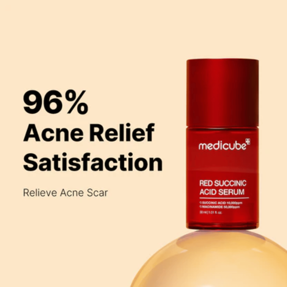 Medicube Red Succinic Acid Serum in een rode pompflacon, getoond tegen een beige achtergrond met de tekst '96% Acne Relief Satisfaction'. Het product is ontwikkeld om acnelittekens te verminderen en de huid te kalmeren.