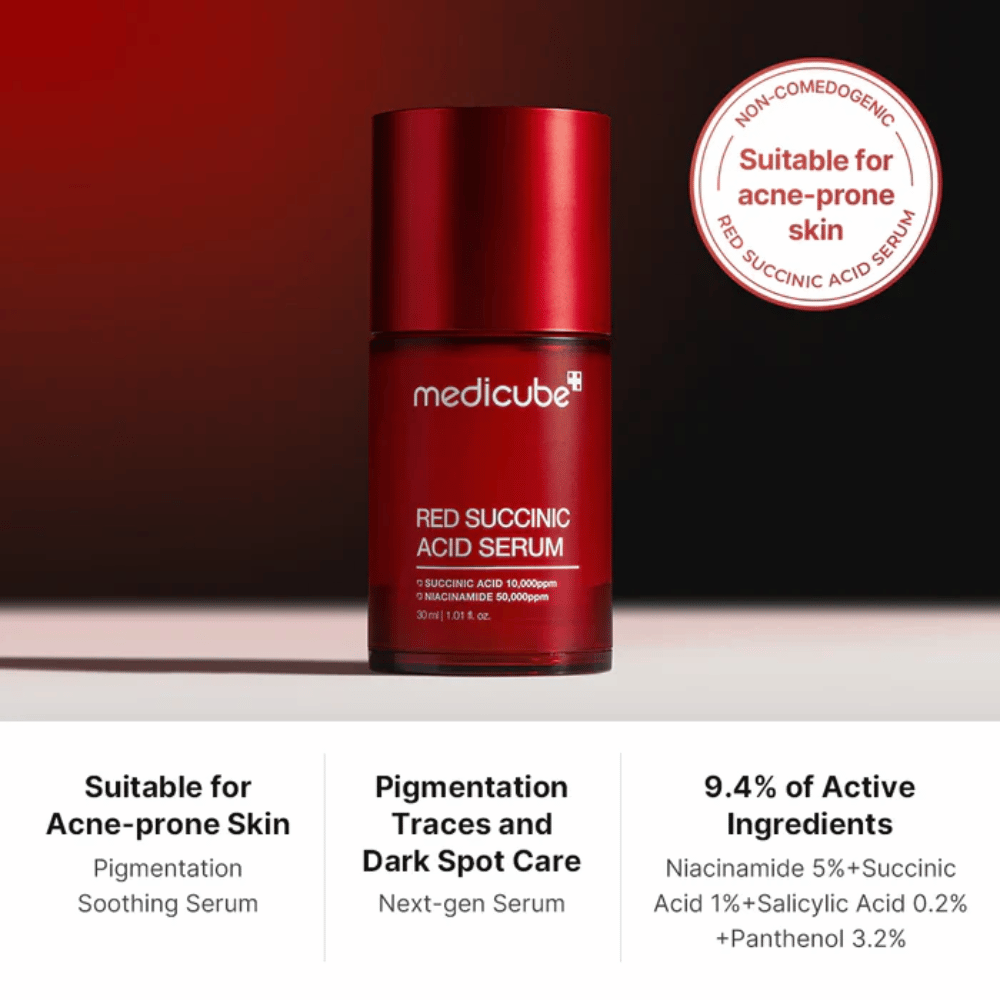 Medicube Red Succinic Acid Serum in een rode pompflacon, ontwikkeld voor acne-gevoelige huid. Bevat 5% niacinamide, 1% succinic acid, 0,2% salicylzuur en 3,2% panthenol om pigmentvlekken te verminderen en de huid te kalmeren.