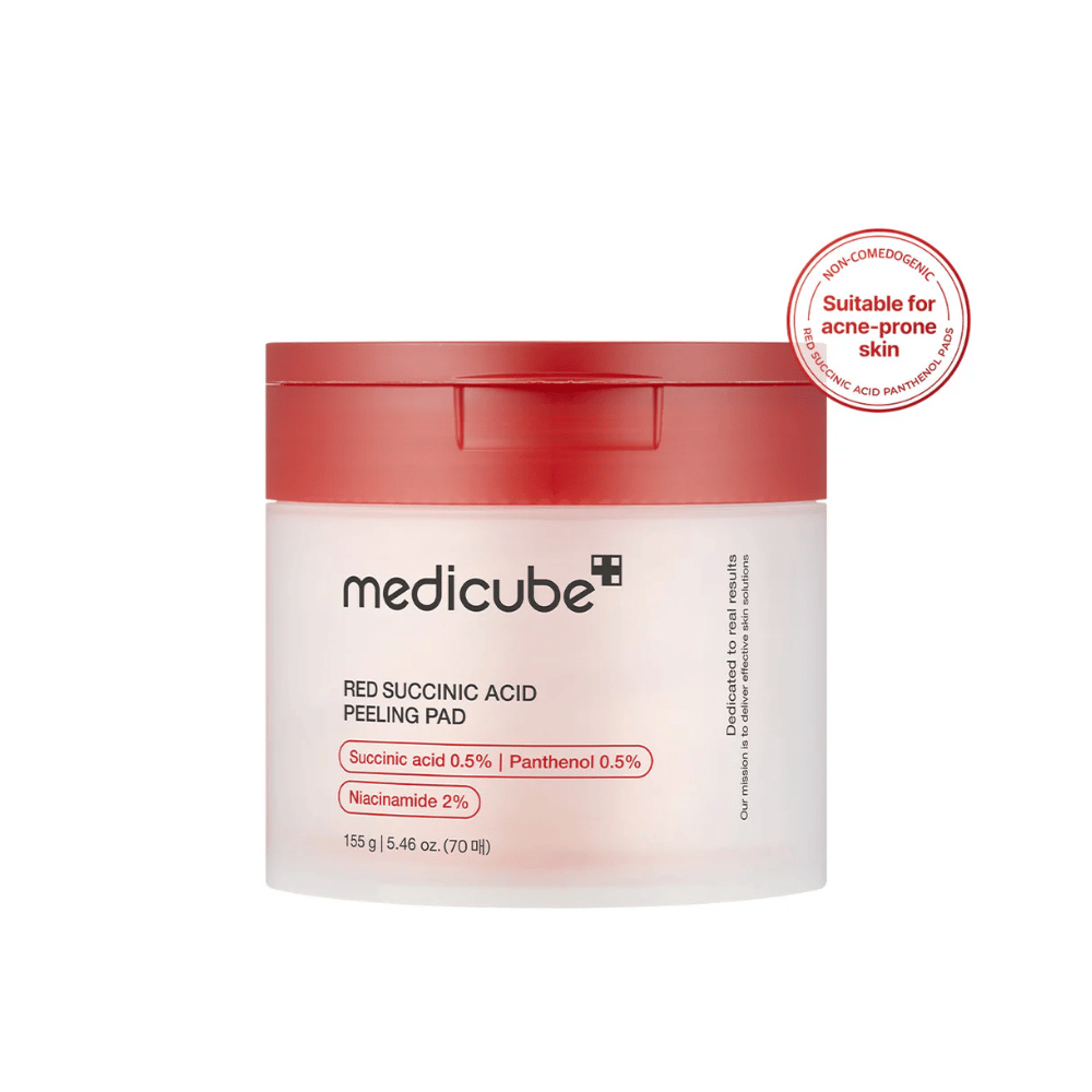Medicube Red Succinic Acid Peeling Pad in een witte pot met rood deksel, ontworpen voor acne-gevoelige huid. Bevat succinylzuur, panthenol en niacinamide om de huidstructuur te verbeteren en een zachte exfoliatie te bieden. Niet-comedogene formule.