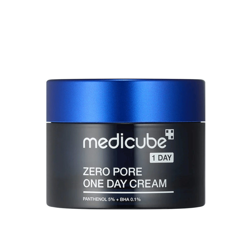 Medicube Zero Pore One Day Cream in een elegante zwarte pot met een blauw deksel. Bevat 5% panthenol en 0,1% BHA om de poriegrootte te verkleinen en de huidstructuur te verbeteren. Perfect voor dagelijks gebruik voor een gladdere en helderdere huid.