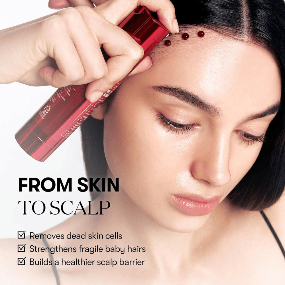 VT Cosmetics Red Booster Reedle Shot 100 wordt langs de haarlijn en in de hoofdhuid aangebracht om dode huidcellen te exfoliëren, babyhaartjes te versterken en de barrière van de hoofdhuid te verbeteren.