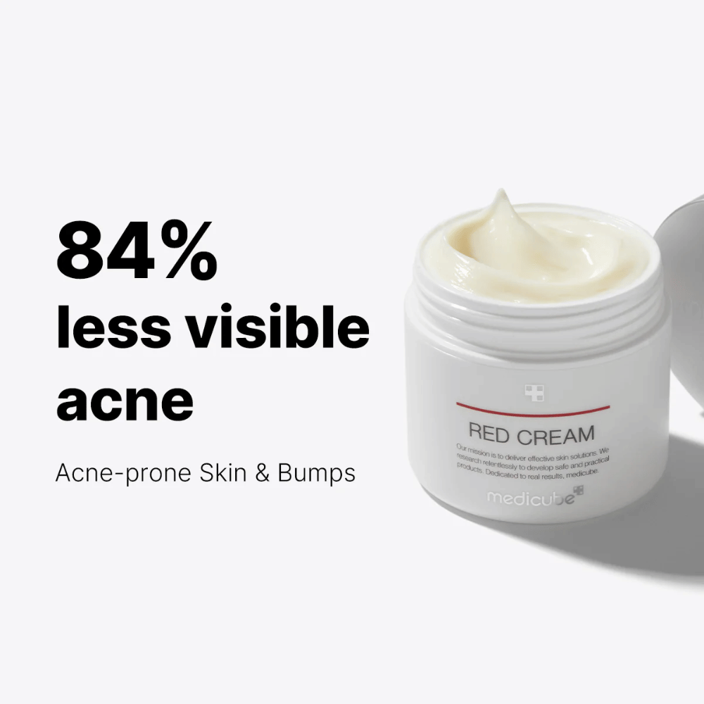 Open witte pot met medicube Red Cream, een crème voor acne-gevoelige huid – toont 84% vermindering van zichtbare acne volgens tekst in de afbeelding.