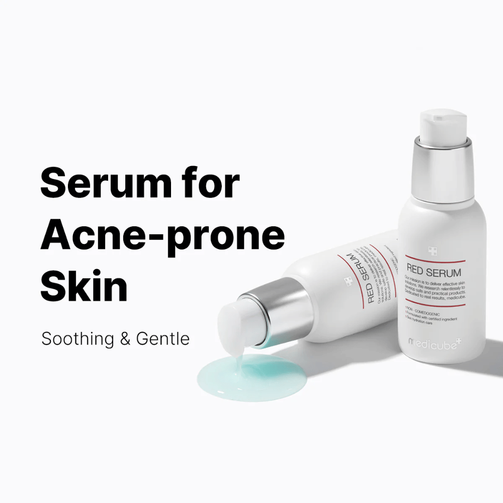 medicube Red Serum 2.0 – kalmerend serum in witte pompflacon met blauwachtige formule, speciaal ontwikkeld voor de acne-gevoelige huid.