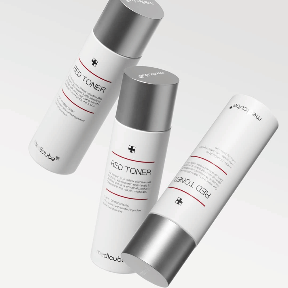 Drie flessen van medicube Red Toner met zilveren dop – een hydraterende en poriënverstrakkende toner ontwikkeld voor gevoelige en acnegevoelige huid.