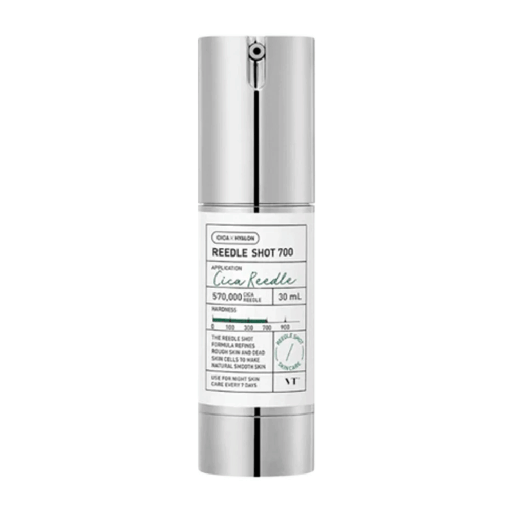 Reedle Shot 700 is een huidverzorgingsserum in een stijlvol zilver- en wit flesje. Bevat 570.000 Cica Reedle, ontworpen om de huid te hydrateren en te verfijnen. Perfect voor nachtelijk gebruik, het is een belangrijk onderdeel van je dagelijkse huidverzorgingsroutine.