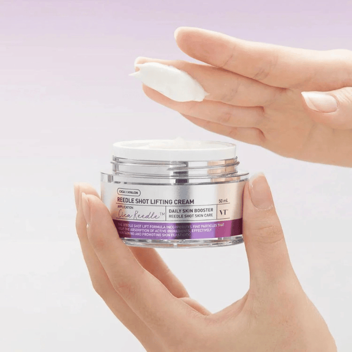 VT Cosmetics Reedle Shot Lifting Cream crème-textuur wordt op de huid aangebracht voor een anti-aging effect, meer elasticiteit en diepe hydratatie.