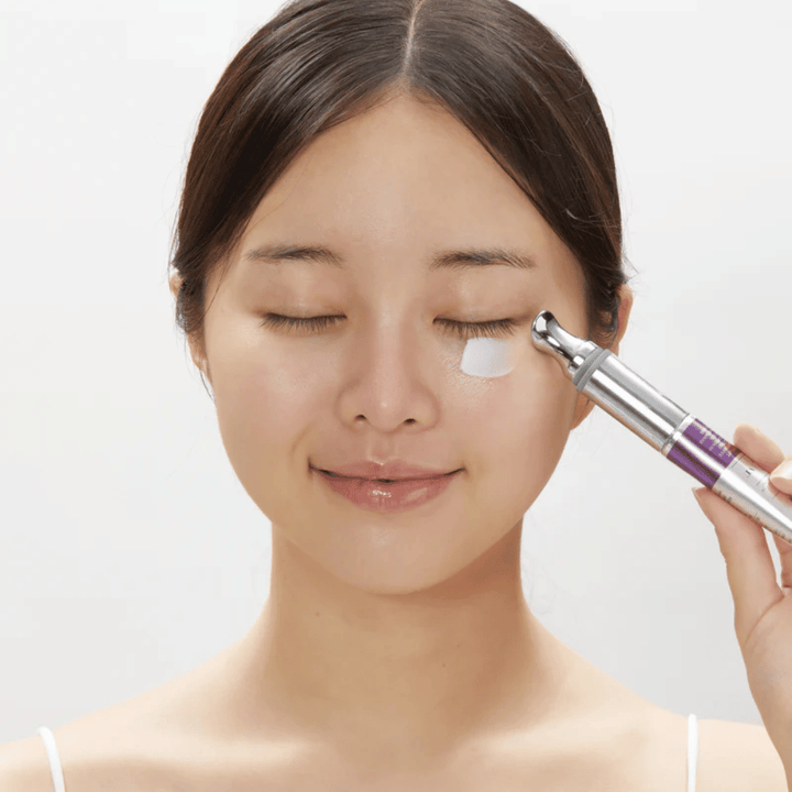 VT Cosmetics Reedle Shot Lifting Eye Cream wordt onder het oog aangebracht – verstevigende eye cream tegen fijne lijntjes en donkere kringen