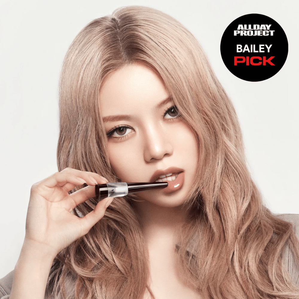 Model brengt VT Reedle Shot Lip Plumper Expert aan op de lippen, glanzende finish en vollere lippen, gemarkeerd als Bailey Pick van All Day Project.